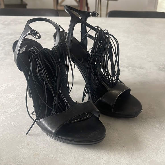 Kendall and Kylie size 7 black leather fringe shoe - Picture 1 of 2